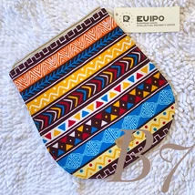 Cserélhető fedél bézs hátitáskához élénk bogolán mintás afrikai anyagból