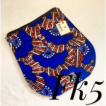 Cserélhető fedél fekete hátitáskához kék-piros fleur de mariage mintás afrikai anyagból