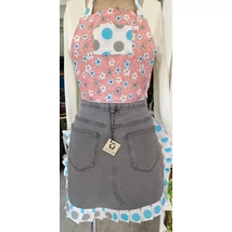 Rózsaszín virágos egyedi kötény szürke farmerral