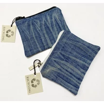 Kis méretű neszi-bármitartó gyűrt, koptatott újrahasznosított farmerből