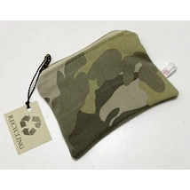 Kis méretű neszi-bármitartó terep mintás újrahasznosított farmerből