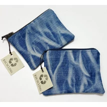 Kis méretű neszi-bármitartó kék-fehér koptatott újrahasznosított farmerből