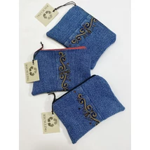 Kis méretű neszeszer-bármitartó újrahasznosított farmerből barna hímzett mintával, kövekkel