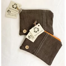 Mini barna farmer neszi, bármitartó, középvarrással és gombbal Mini barna farmer neszi, bármitartó, középvarrással és gombbal