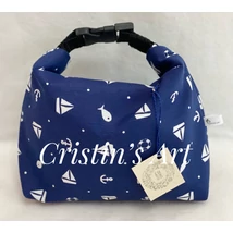 Sötétkék alapon kis vitorlásos roll up uzsonnás táska