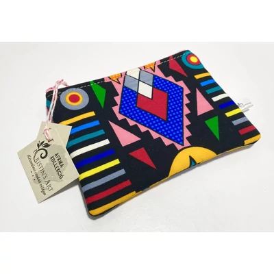 Kis méretű neszeszer fekete alapon élénk mintás afrikai vászonból Kis méretű neszeszer fekete alapon élénk mintás afrikai vászonból